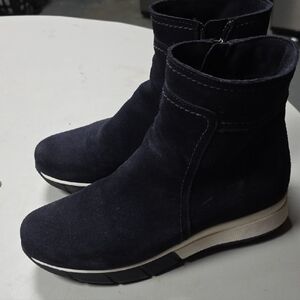 La CANADIENNE Black Ankle Boots